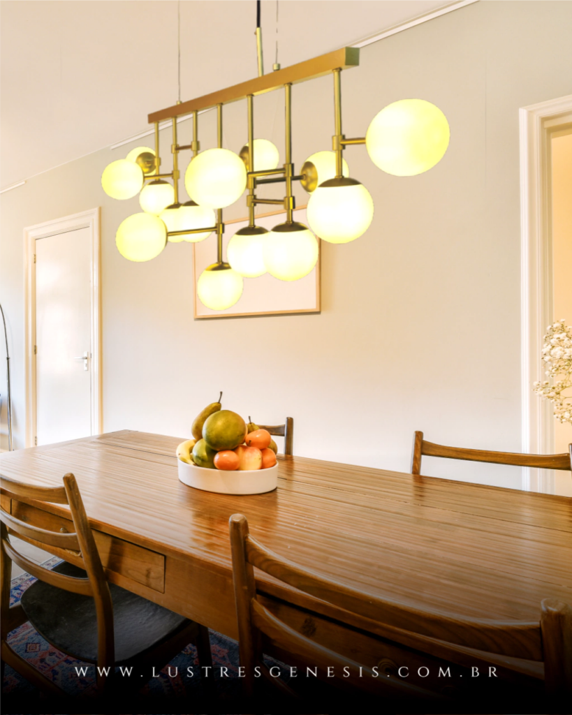 Sala de jantar aconchegante com lustre moderno de globos leitosos e mesa rústica de madeira.