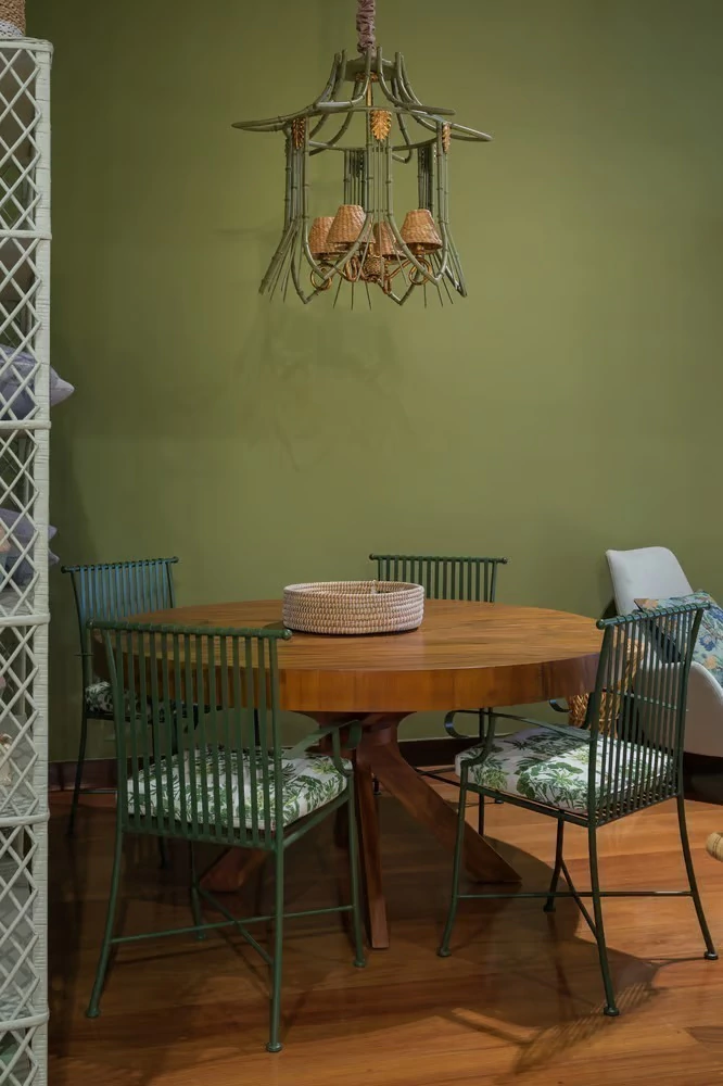 Sala de jantar com decoração rústica, tons naturais e lustre de bambu.