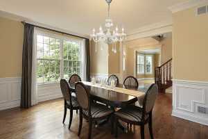 Sala de jantar clássica com lustre elegante e mesa para seis lugares com altura ideal pendente.