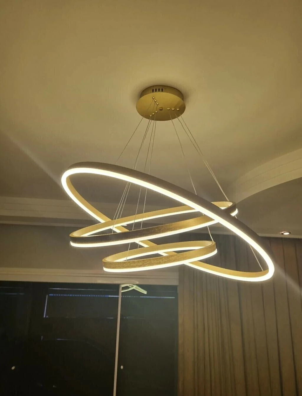 Lustre moderno de LED com 3 aneis dourados.