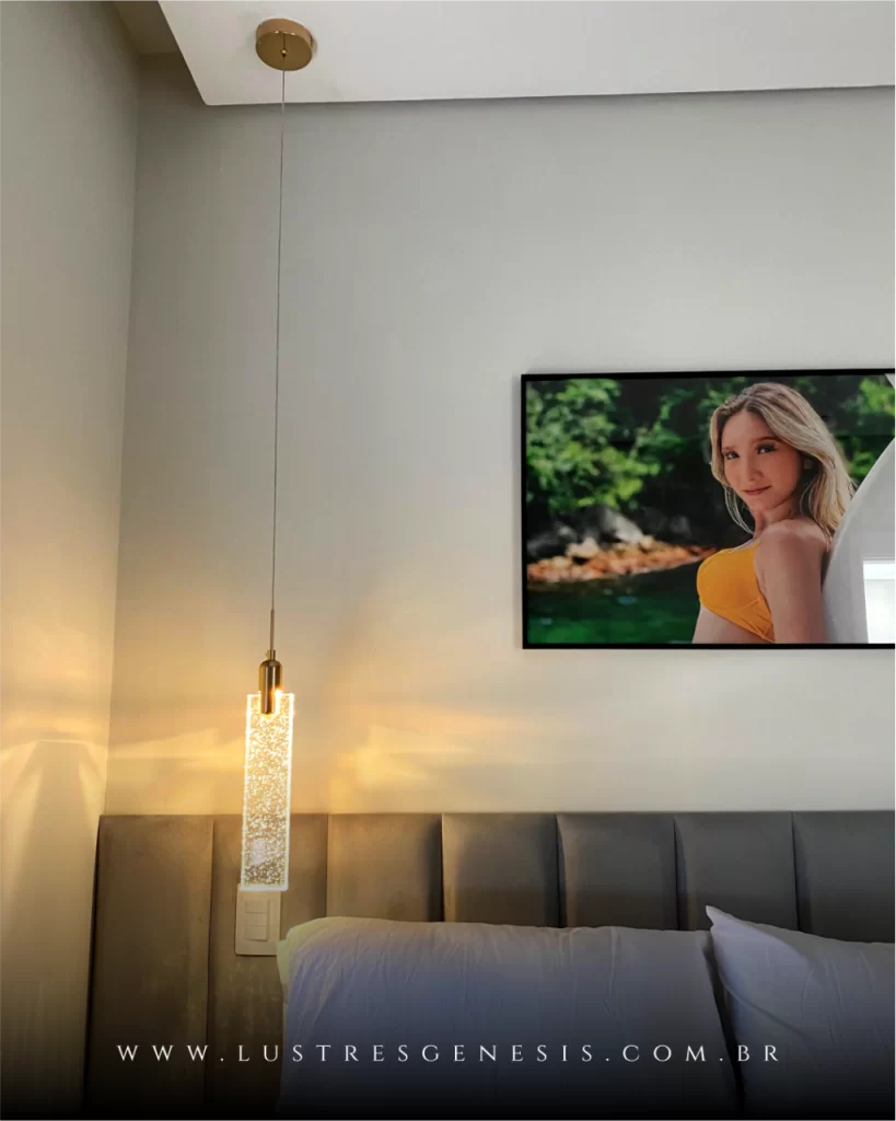 Quarto com pendente decorativo ao lado da cama e quadro na parede com altura ideal pendente.