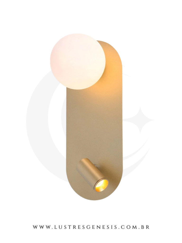 Arandela dourada moderna com dupla iluminação elegante.