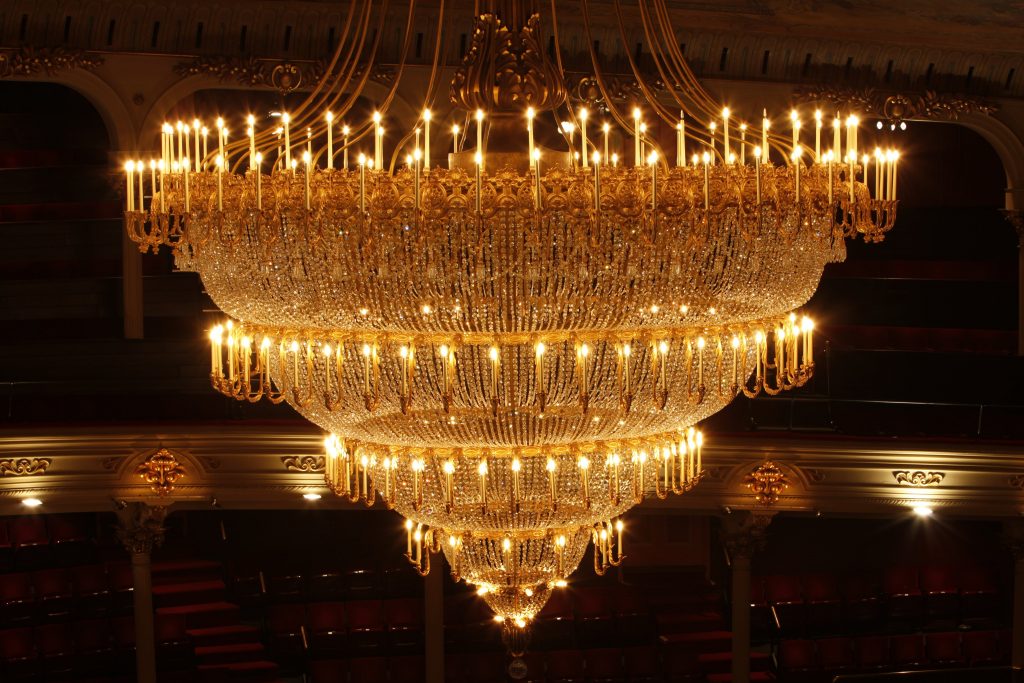 Por que devo investir em lustres clássicos