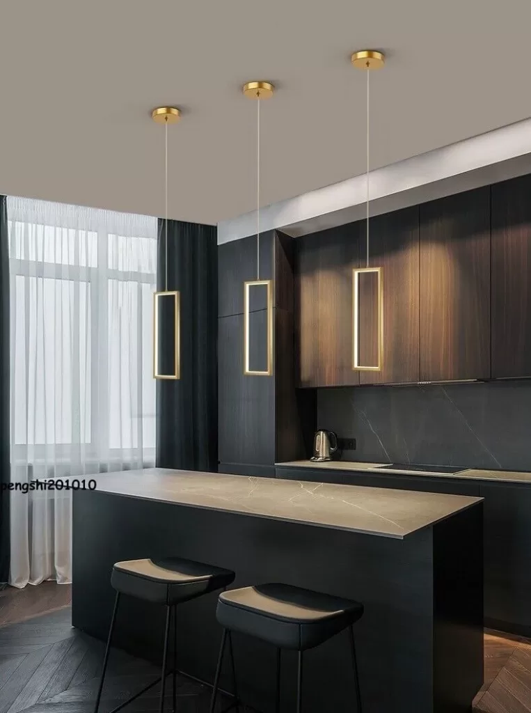 Lustre Pendente de LED para cozinha com detalhes dourados em uma cozinha com decoração minimalista e moderna.