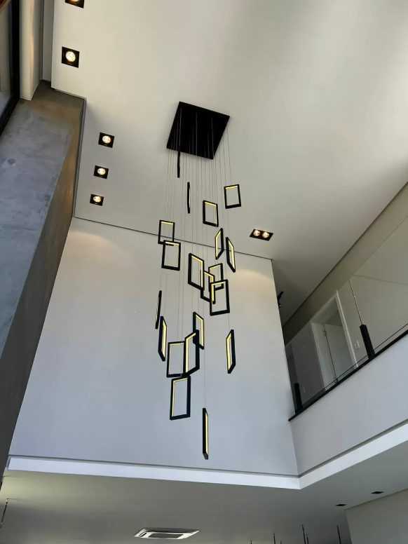 Lustre pé direito duplo moderno de Led com peças retangulares.