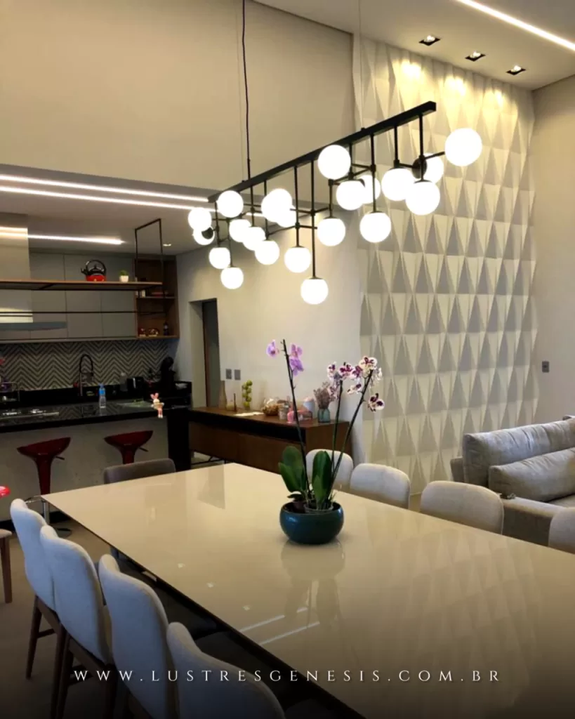Lustre moderno com esferas ilumina sala de jantar sofisticada.