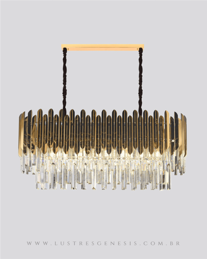 Lustre de cristal com detalhes dourados elegantes.