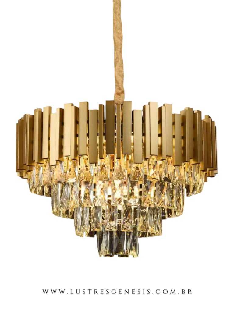 Lustre dourado com cristais pendentes em formato geométrico.
