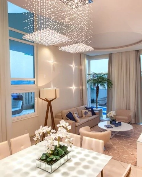 Lustre de Cristal com formato quadrado que iluminam ambiente integrado sala de jantar e estar