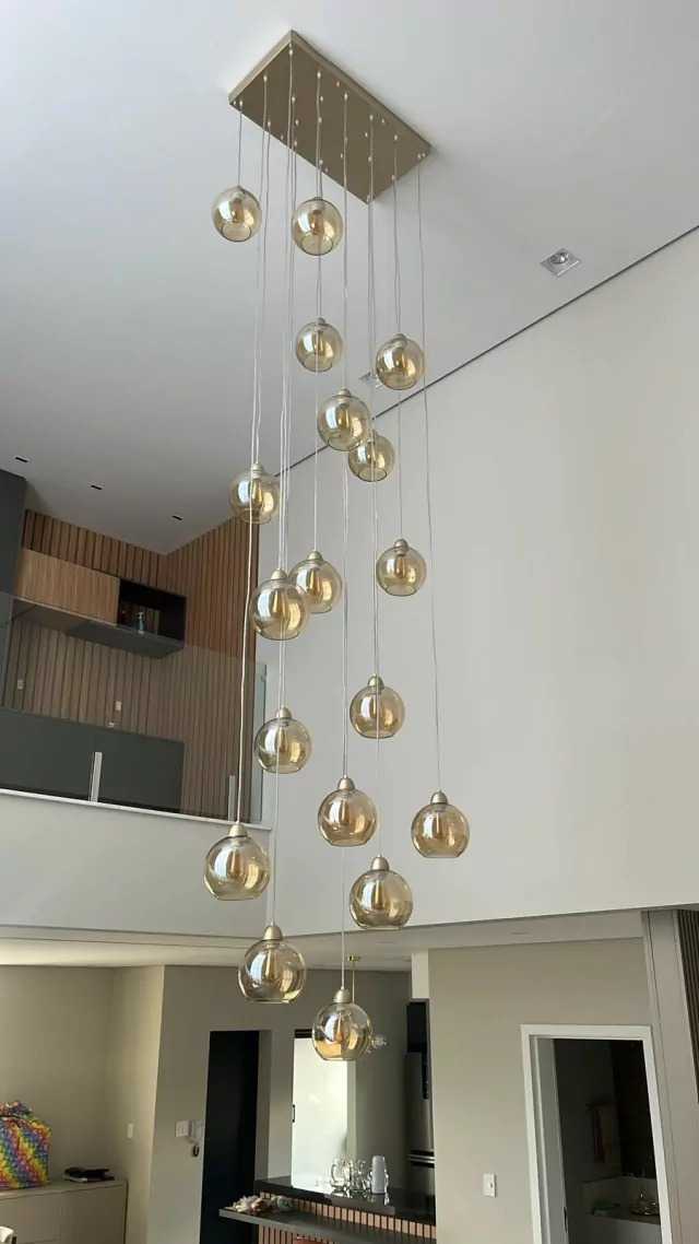 Lustre pé direito duplo moderno com globos em vidro conhaque.