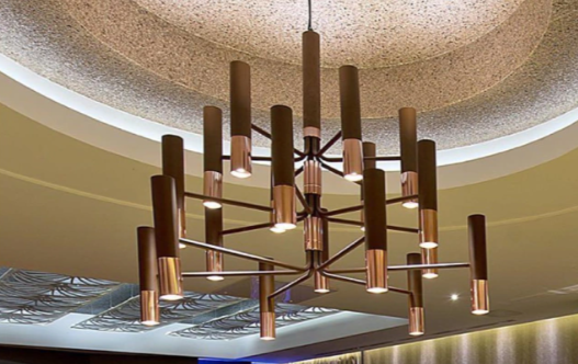 Pendente moderno com cilindros metálicos em design geométrico elegante.