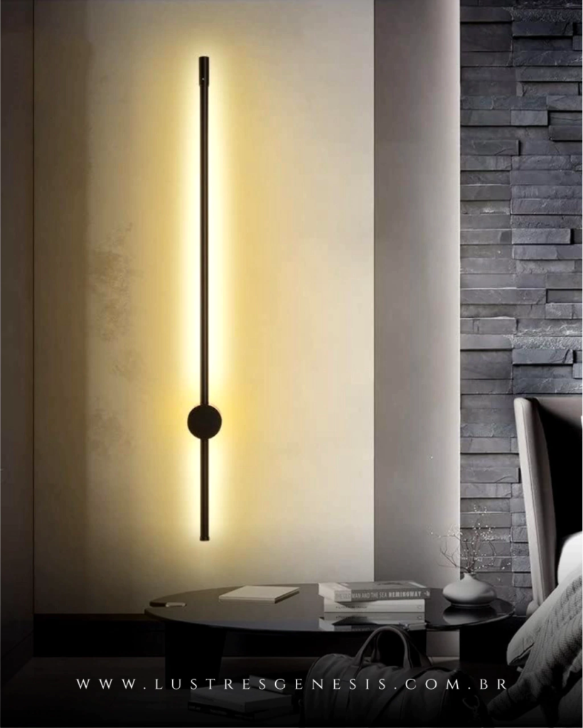 Arandela vertical moderna com design minimalista, composta por uma barra preta iluminada que emite luz suave de fundo.