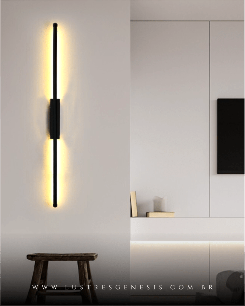 Arandela vertical minimalista com barra dupla preta, emitindo luz suave nas extremidades. Ideal para ambientes contemporâneos, seu design elegante e funcional ilumina de forma discreta, oferecendo um toque moderno e aconchegante.