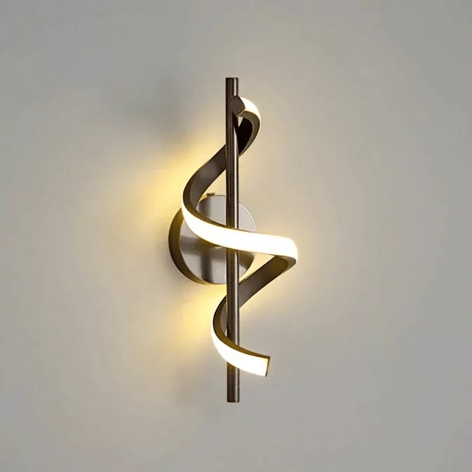 Arandela moderna com design espiral e ilumina&ccedil;&atilde;o LED integrada, que envolve uma barra met&aacute;lica central. Seu formato din&acirc;mico e elegante oferece uma ilumina&ccedil;&atilde;o suave e sofisticada, ideal para ambientes contempor&acirc;neos e decorativos.