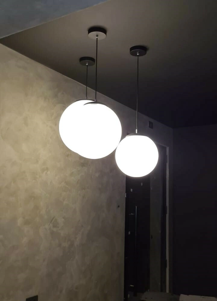 Luminária pendente com globos leitosos, design moderno.