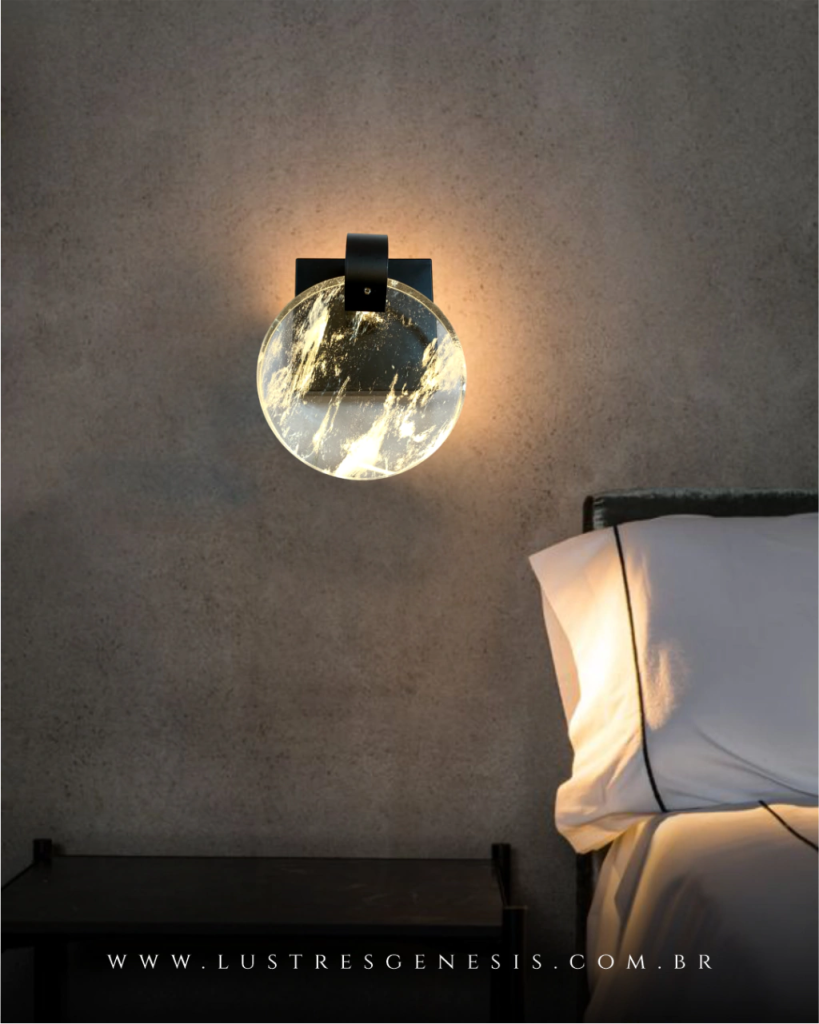 Arandela moderna preta com disco de vidro dourado iluminado para cabeceira de cama