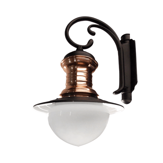 Arandela de estilo cl&aacute;ssico com corpo em cobre polido, vidro opalino e suporte em metal preto com acabamento ornamentado. Ideal para &aacute;reas externas e varandas, combina eleg&acirc;ncia e funcionalidade.