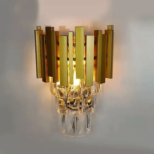 Arandela dourada com cristais pendentes e design moderno iluminado