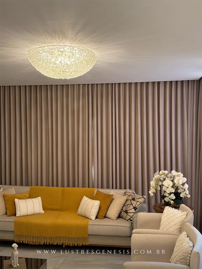 Plafon redondo de cristal com design sofisticado e alto brilho, instalado no teto, proporcionando iluminação difusa e elegante, ideal para sala de estar e ambientes residenciais de alto padrão.