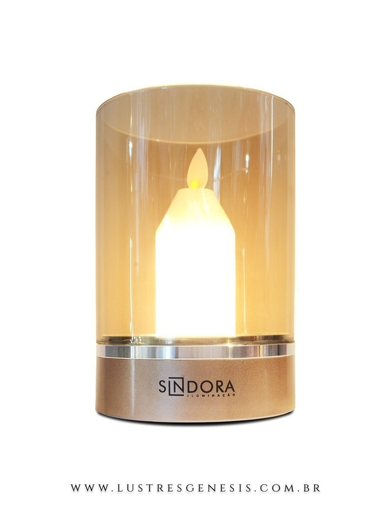 Luminária de mesa decorativa estilo vela com cúpula em vidro transparente e base metálica dourada, iluminação LED com efeito chama, ideal para criar ambiente aconchegante em salas, quartos e áreas gourmet com design moderno e sofisticado.