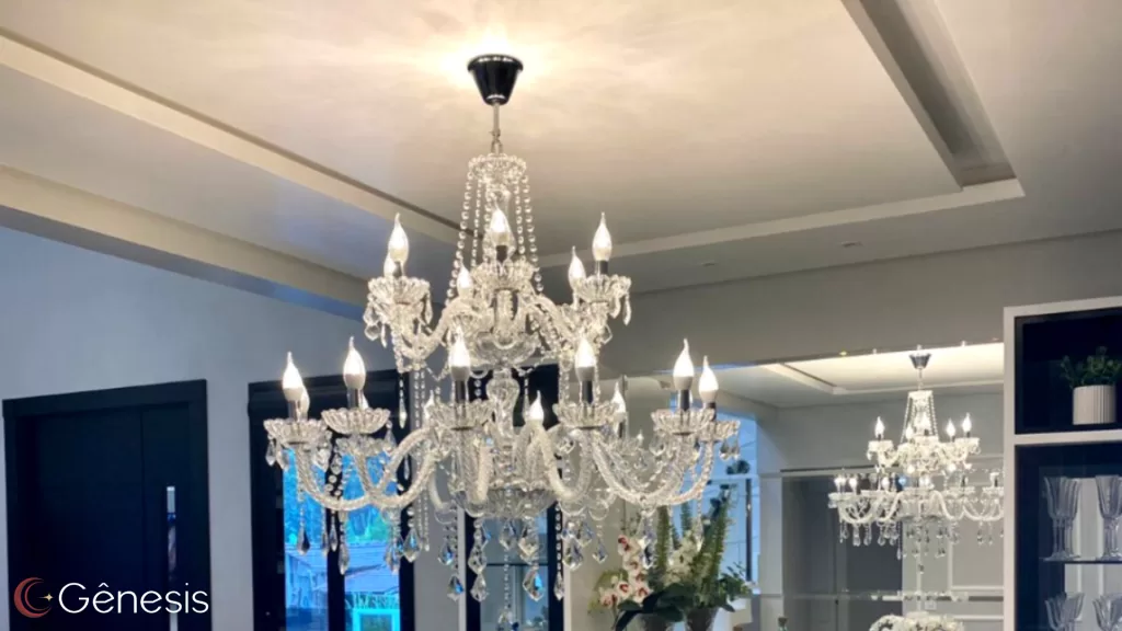 Lustre clássico de cristal transparente com braços ornamentados e lâmpadas em formato vela, ideal para sala de jantar elegante e ambientes sofisticados, proporcionando iluminação luxuosa e decoração refinada.
