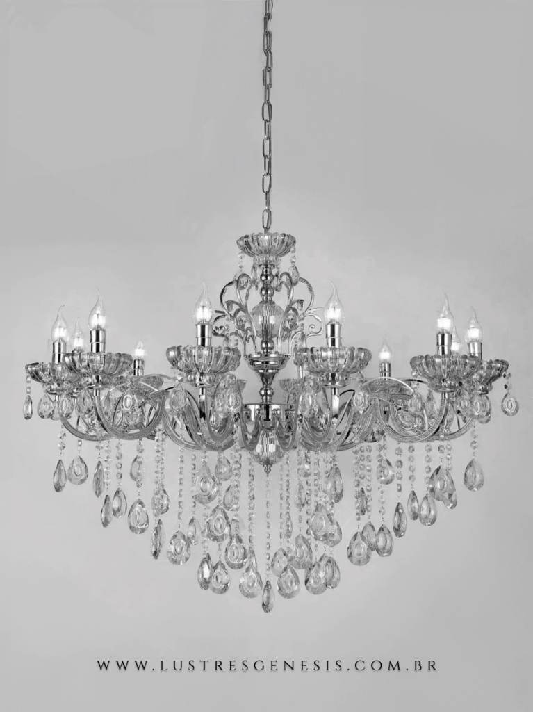 Lustre de cristal clássico com design sofisticado e cúpulas decoradas.
