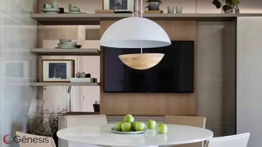 Pendente moderno branco instalado sobre mesa redonda em sala de jantar compacta, ideal para ambientes pequenos, com iluminação aconchegante e decoração contemporânea integrada à sala de estar.