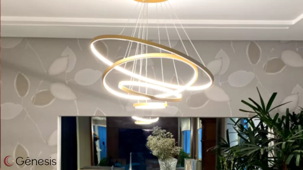 Lustre moderno de LED com anéis dourados sobrepostos, ideal para sala de jantar contemporânea, com iluminação elegante e design sofisticado para ambientes residenciais de alto padrão.