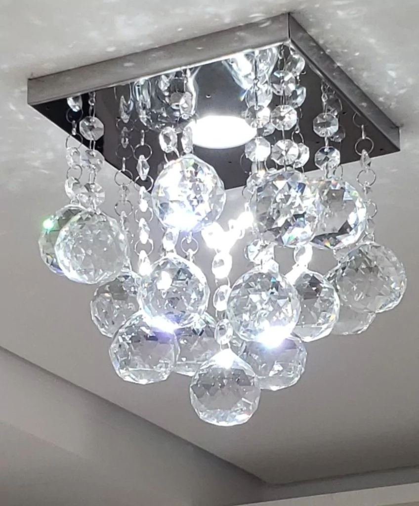 Lustre de cristal quadrado com pendentes brilhantes e sofisticados.