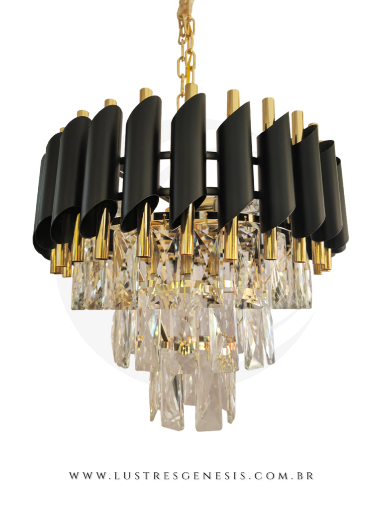 Lustre sofisticado com estrutura preta e dourada e cristais pendentes.