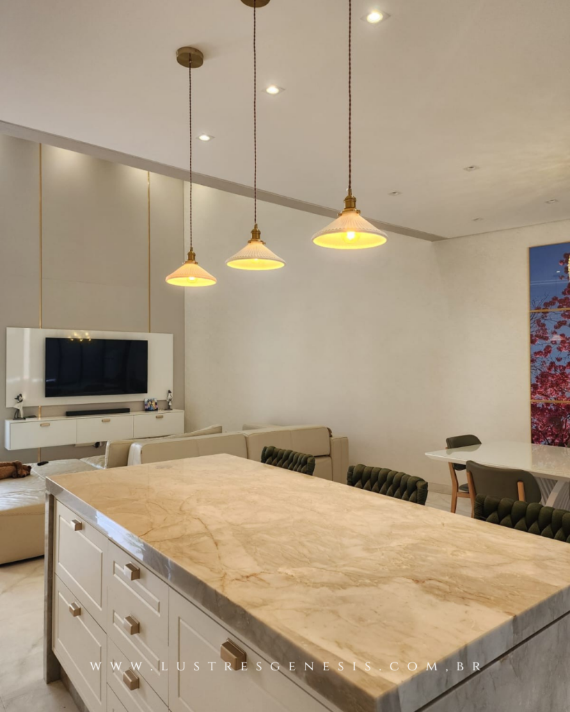 Trio de pendentes vintage ilumina bancada de mármore na cozinha foto de cliente do mês da lustres genesis.