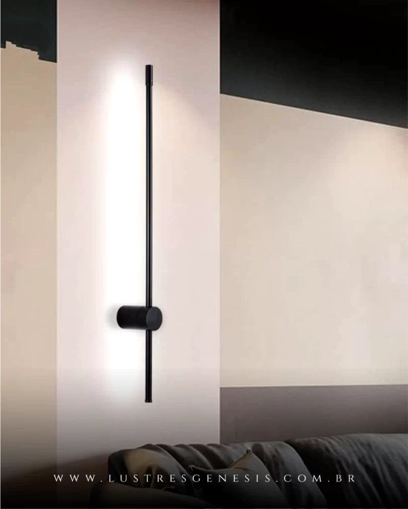 Arandela minimalista preta com design linear vertical, fixada na parede em ambiente moderno. A arandela de parede emite luz indireta suave, criando efeito elegante e contemporâneo na decoração da sala, ideal para projetos de iluminação minimalista e sofisticada.