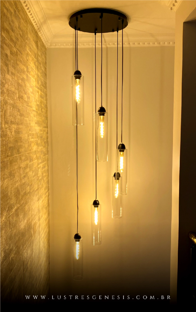 Lustre pendente elegante com lâmpadas em tubos de vidro iluminados.