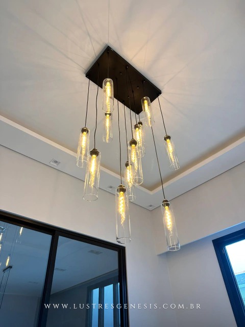 Lustre pendente moderno com lâmpadas em tubos de vidro suspensos.