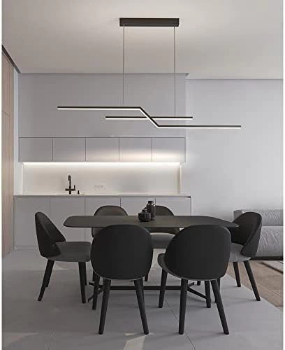Lustre moderno e minimalista ilumina uma sala de jantar sofisticada.