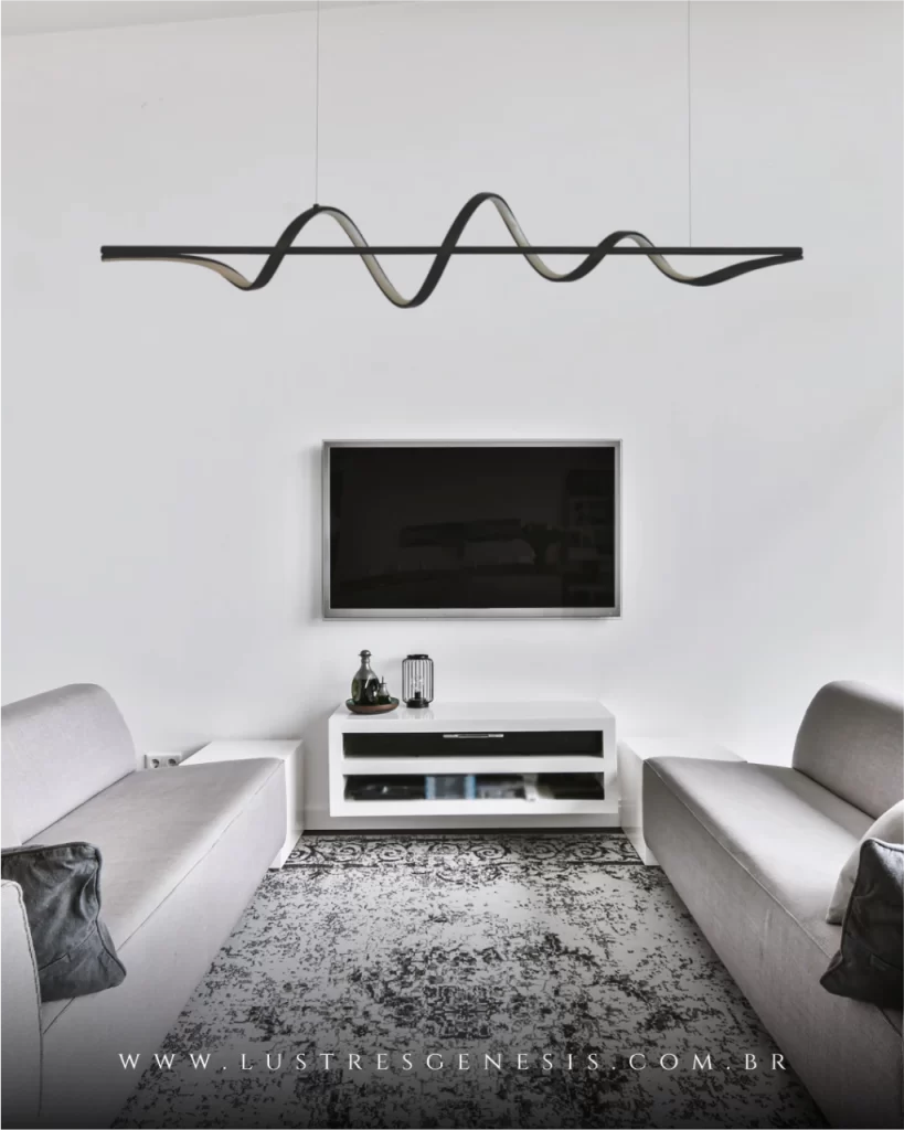 Sala moderna com lustre ondulado e decoração em tons neutros.