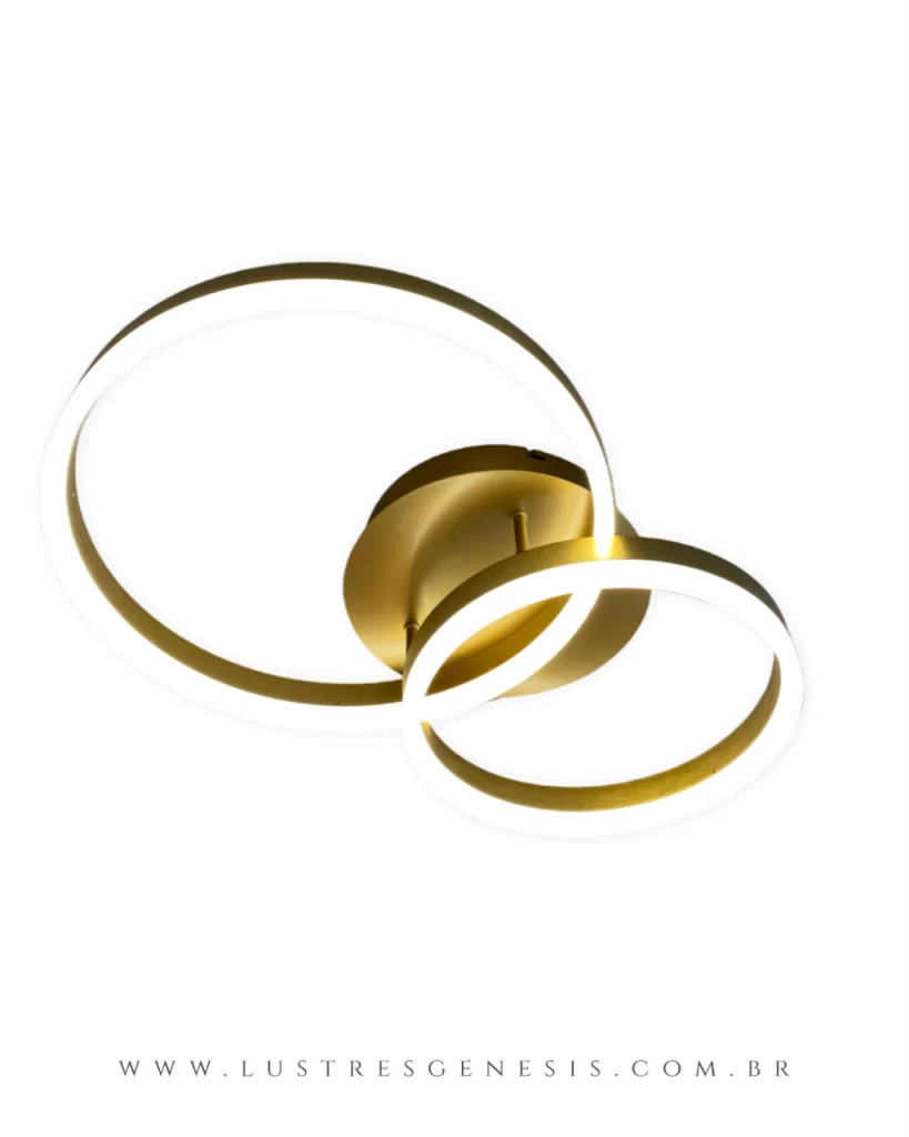 Plafon moderno dourado com aros de LED entrelaçados.