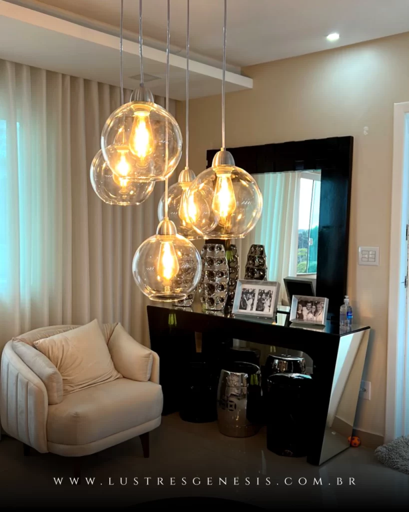 Lustre pendente elegante com lâmpadas em tubos de vidro iluminados.