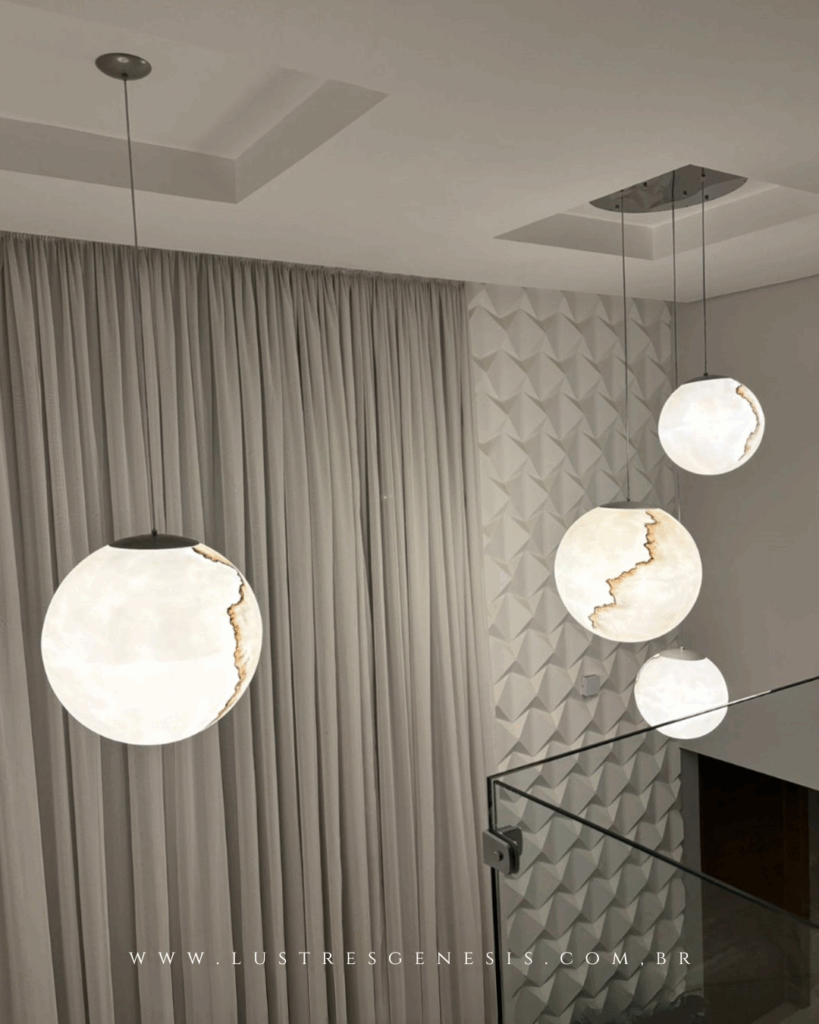 Lustre Pendentes esféricos com textura em mármore iluminado em escadaria moderna.