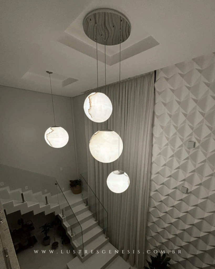 Lustre Pendentes esféricos com textura em mármore iluminado em escadaria moderna.