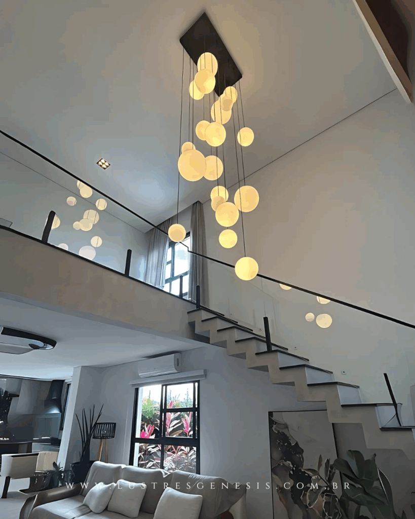 Lustre Cosmos de globo leitoso em cascata em pé-direito duplo.