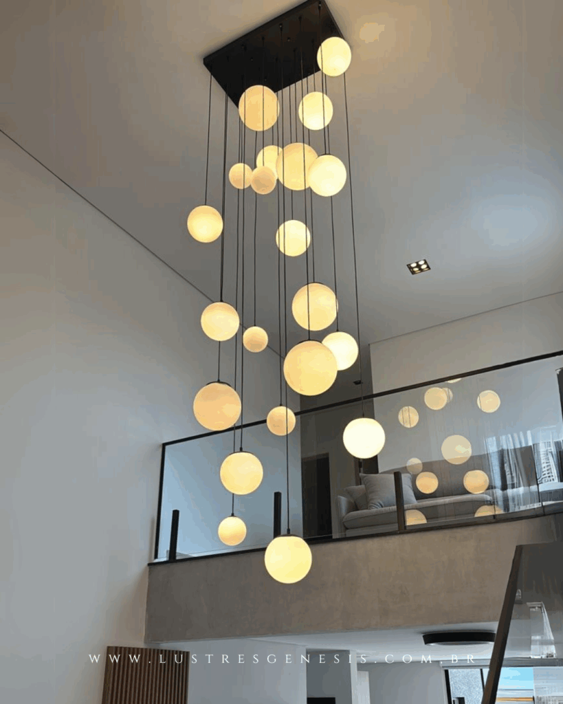 Lustre Cosmos de globo leitoso em cascata em pé-direito duplo.