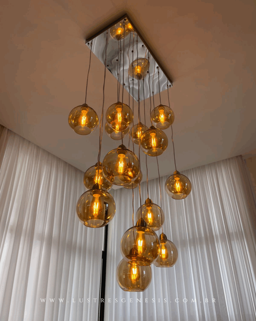 Lustre sarvah vidro âmbar e lâmpadas em estilo retrô.