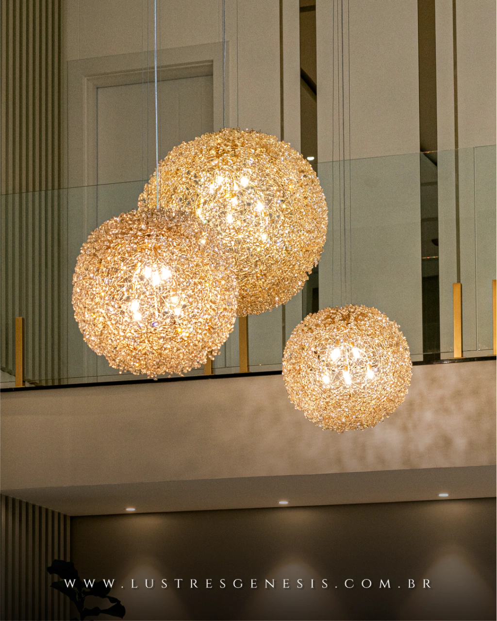 três lustres esféricos linha dente de leão em ambiente sofisticado