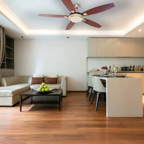 Sala integrada com cozinha, ventilador de teto de 5 pás e decoração moderna.