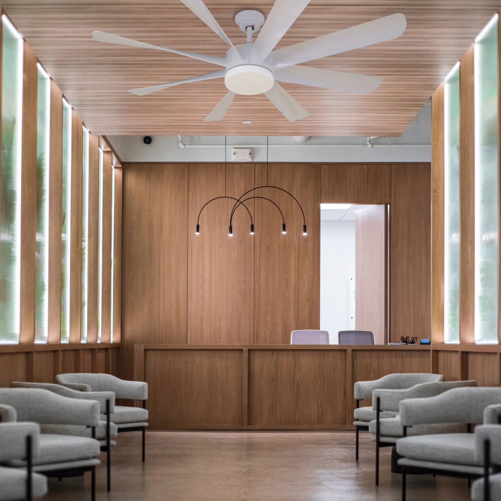 Recepção moderna com ventilador de teto de 8 pás e decoração em madeira.
