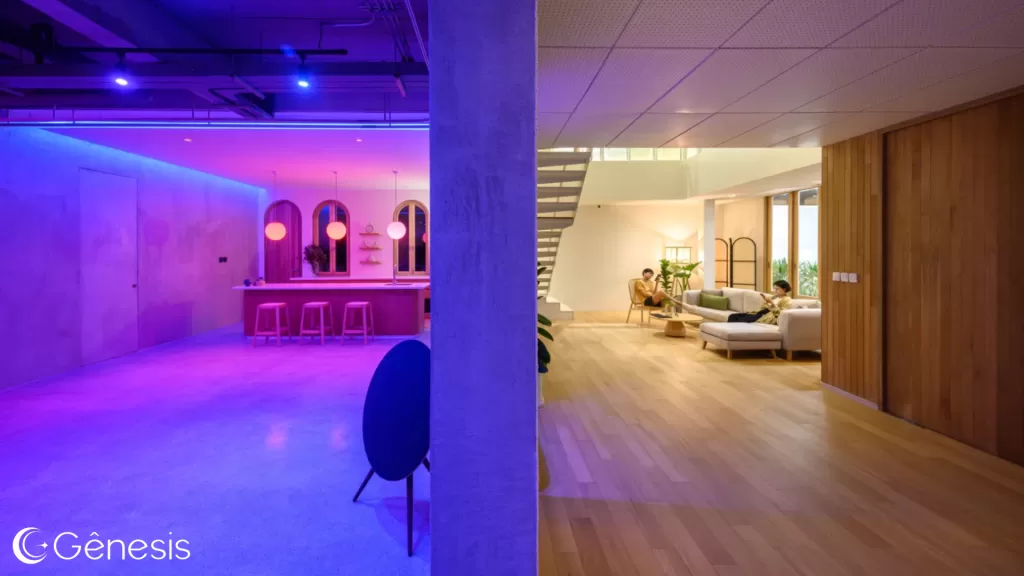 Projeto de iluminação residencial comparando luz colorida LED em ambiente moderno com luz quente aconchegante em sala de estar integrada, destacando diferentes temperaturas de cor na decoração e no design de interiores.