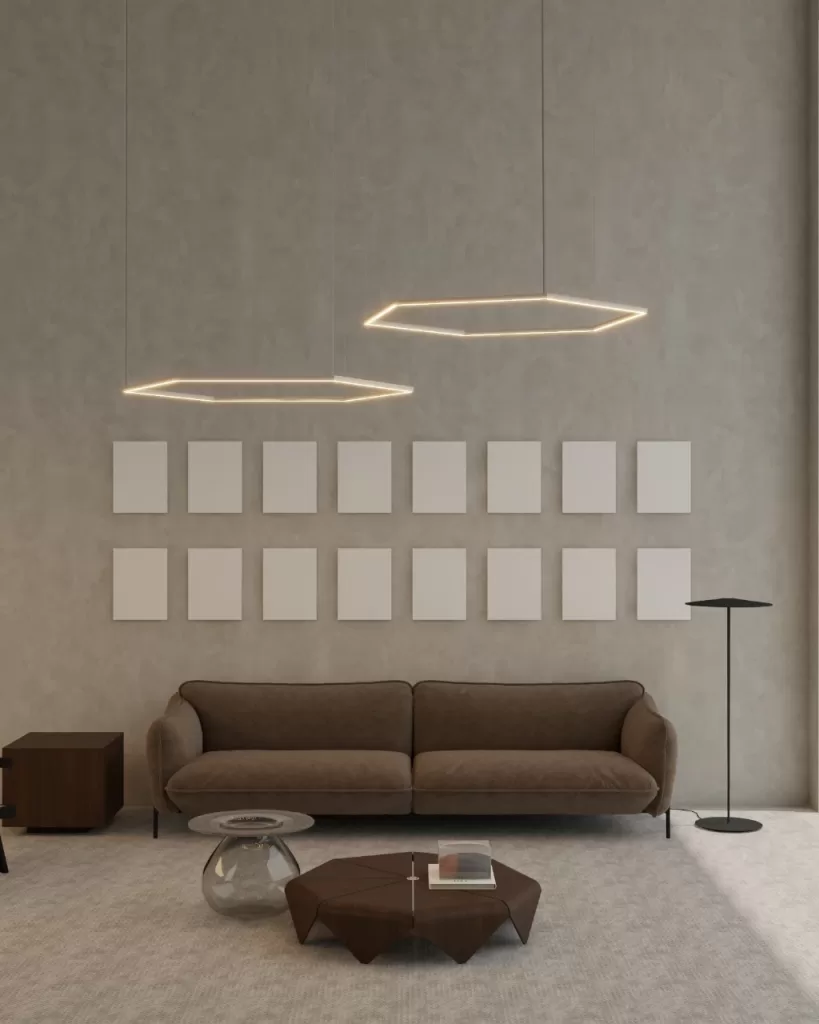 Pendente moderno de LED com design geométrico hexagonal e luz quente, suspenso em sala de estar minimalista com sofá marrom, parede texturizada e decoração contemporânea, ideal para projetos de iluminação sofisticados e ambientes elegantes.