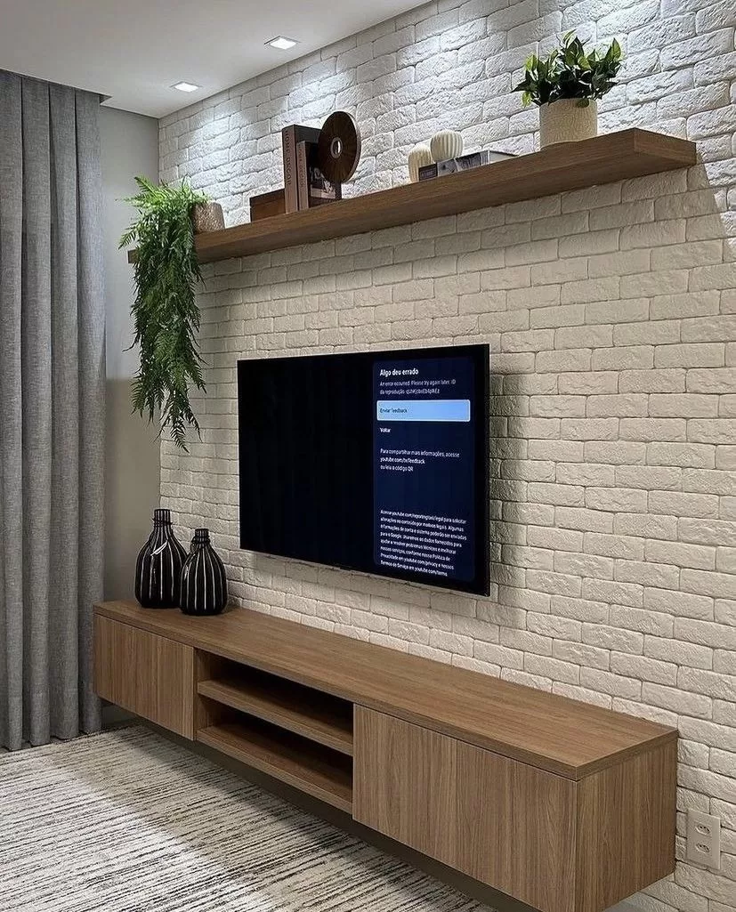 Decoração clean em sala pequena com iluminação adequada com spot direcional para prateleira.