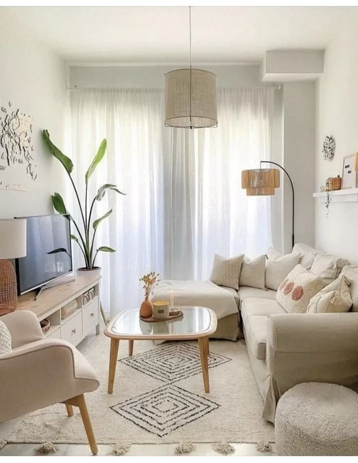 Tons claros ampliam espaços pequenos e são aliados na iluminação e decoração de salas pequenas Sala pequena com decoração em tons claros valorizando a iluminação do ambiente.